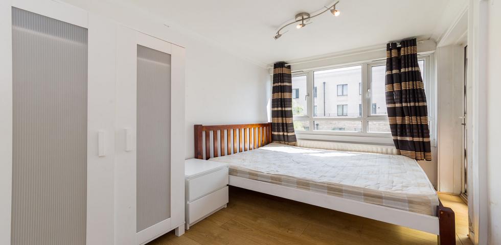 			PRIVATE ROOF TERRACE, 4 Bedroom, 1 bath, 1 reception Flat			 Shalfleet Drive, LADBROKE GROVE